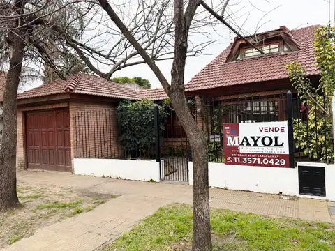 CASA LOTE PROPIO DE 3 AMBIENTES CON JARDIN EN CARAPACHAY