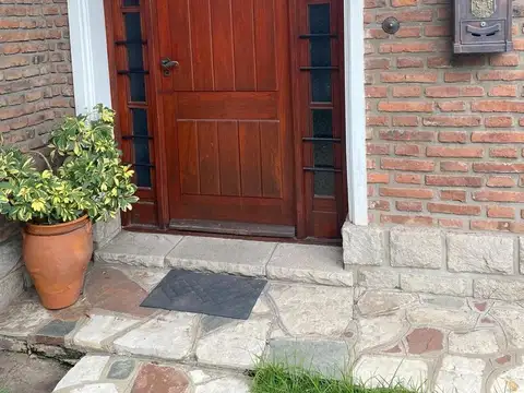 Chalen en venta en amplio lote