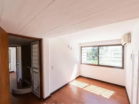 Casa en Alquiler con 2 cocheras