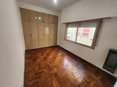 DEPARTAMENTO 3 AMBIENTES - 2° PISO POR ESCALERA - BAJAS EXPENSAS -