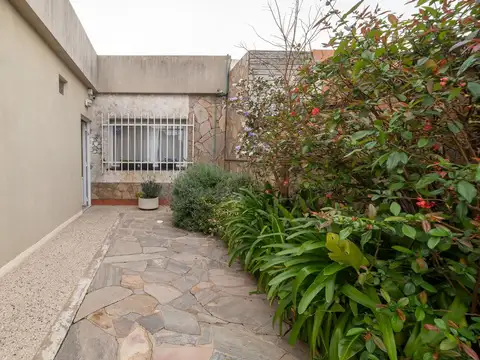 VENTA CASA 2 DORMITORIOS Y PATIO CAPITÁN BERMUDEZ