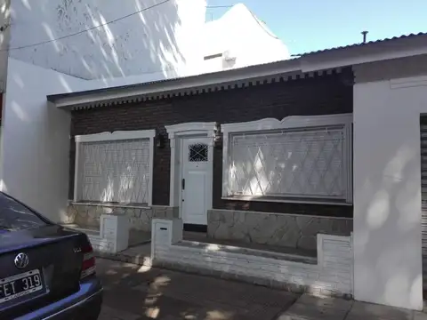 casa con 2 dormitorios y cochera sobre Av. de mayo