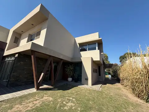 VENTA CASA 3 DORMITORIOS EXCLUSIVO BARRIO CAÑUELAS VILLAGE