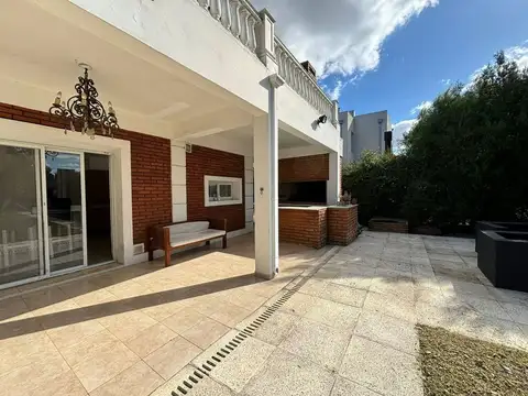 Casa de dos plantas en lote interno