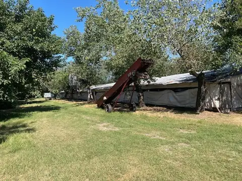 Granja avícola completa habilitada.