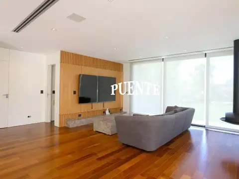 Casa en Alquiler con 10 cocheras
