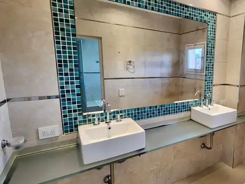 Casa en Alquiler con 2 cocheras