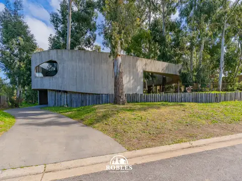 Casa de vanguardia, arquitectura estilo orgánica materializada en hormigón, ubicada en Las Prunas