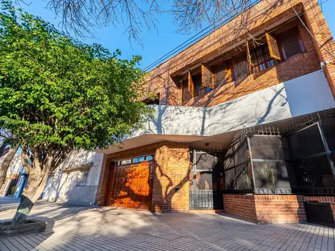 VENTA CASA 3 DORM. COCHERA JARDIN Y PILETA