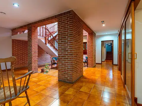Casa 7 ambientes con 2 baños