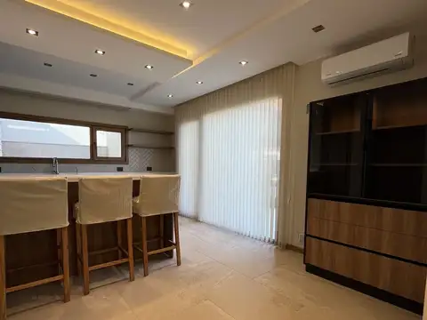 Casa en Alquiler con 1 cochera