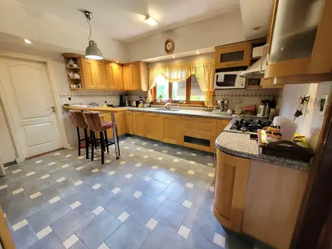 Casa 7 ambientes con 2 baños