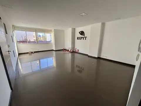 Semipiso oficina en Plaza Mitre!