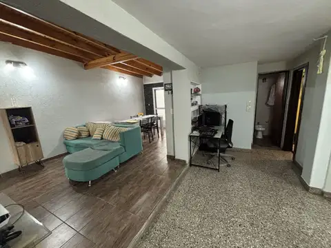 Excelente propiedad con amplio jardín, quincho y pileta