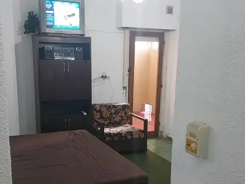 Departamento monoambiente con patio, sobre Costanera!