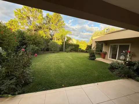 Casa en Alquiler con 1 cochera