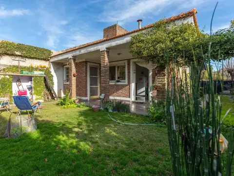 CASA EN VENTA GONNET ENTRE CAMINOS APTO BANCO