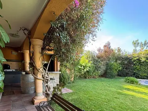 Casa en Venta con 2 cocheras