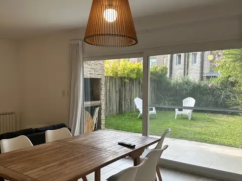 Casa en Alquiler con 2 cocheras