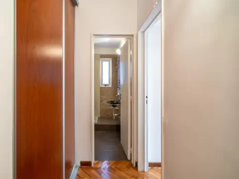 Venta de Excelente Piso 5 Amb. - 2 Coch. Fijas/ Terraza/ Balcón