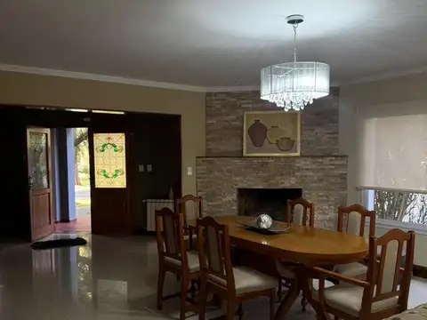 Casa en Alquiler con 2 cocheras