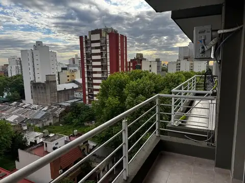 Departamento 2 ambientes frente con balcón en venta Caseros