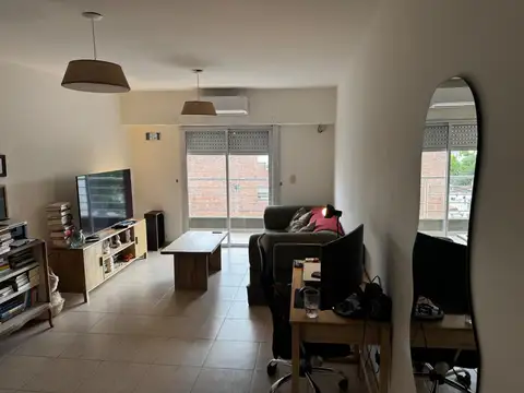 Departamento 2 ambientes frente con balcón en venta Caseros