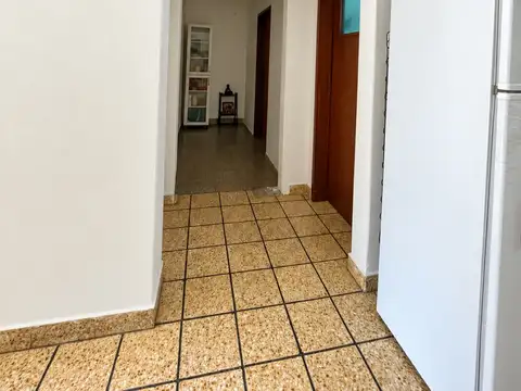 Casa 2 Amb en Lote propio con potencial y cochera para 3 autos.