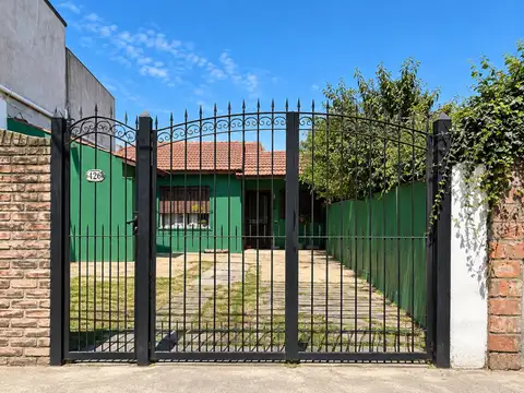 Casa 2 Amb en Lote propio con potencial y cochera para 3 autos.