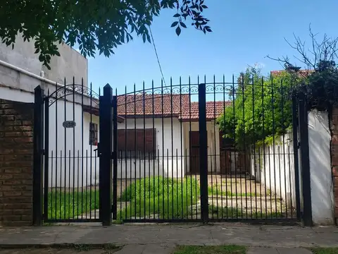 Casa 2 Amb en Lote propio con potencial y cochera para 3 autos.