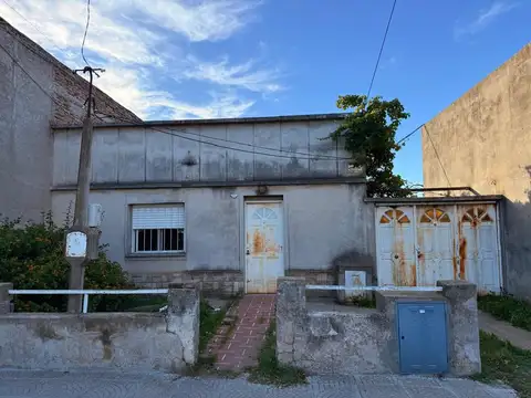 Casa (a refaccionar) mas Dto int, Barrio Pacifico