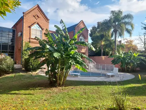 Gran Residencia. Amplio Jardín.