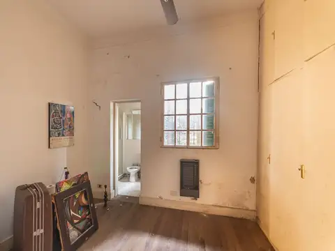 Venta casa 7 amb. con pileta a refaccionar, Olivos