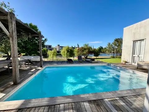 Casa 5 ambientes con 3 baños