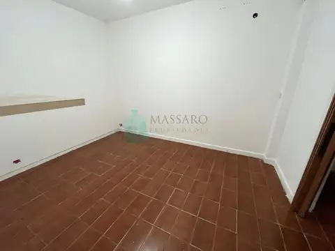 PH con entrada por pasillo, 4 ambientes con patio y terraza, Lomas del Mirador.