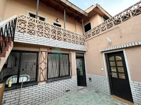 PH con entrada por pasillo, 4 ambientes con patio y terraza, Lomas del Mirador.