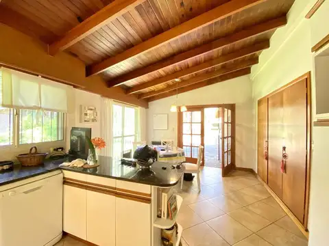 Casa 4 ambientes con 2 baños