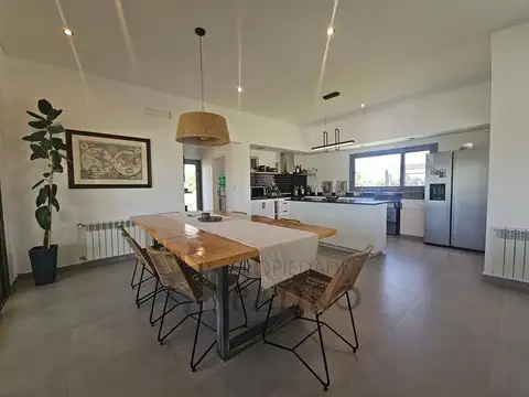 Casa 5 ambientes con 2 baños