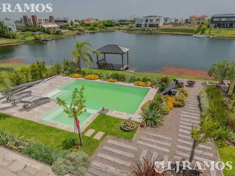 Casa en Alquiler con 2 cocheras
