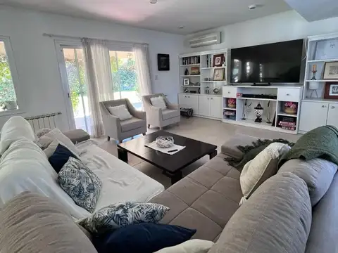 Casa 8 ambientes con 3 baños