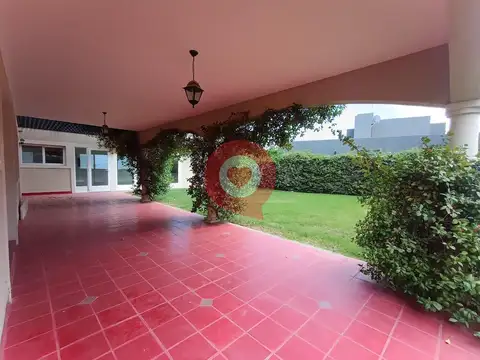Casa en Alquiler con 2 cocheras