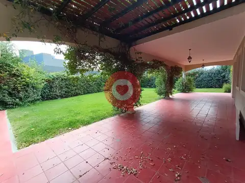 Casa 8 ambientes con 3 baños