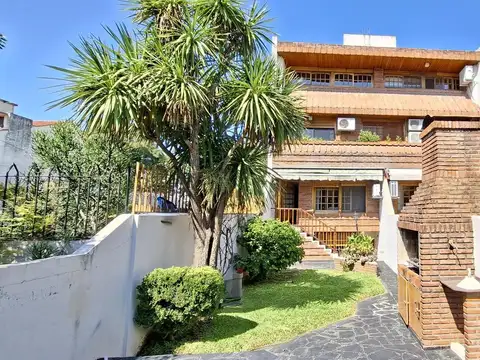 Amplio duplex con pileta y garage-en venta