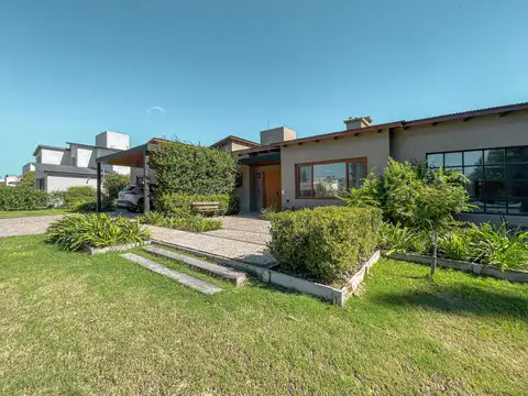 Casa de 3 dormitorios en suite con pileta, quincho y jardín, en Palos Verdes