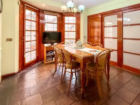 Casa 5 ambientes con 2 baños