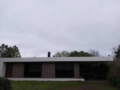 CASA 2 DORMITORIOS CON PILETA Y MUCHO PARQUE