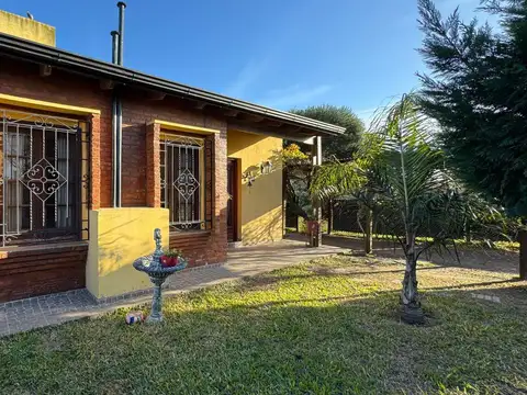 Casa de dos dormitorios con quincho y pileta en roldan