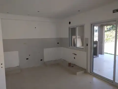 Casa 4 ambientes con 2 baños