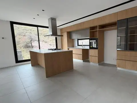 Casa 3 ambientes con 4 baños