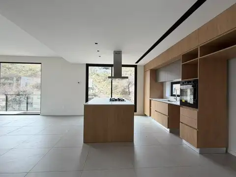 Casa en Venta con 4 cocheras